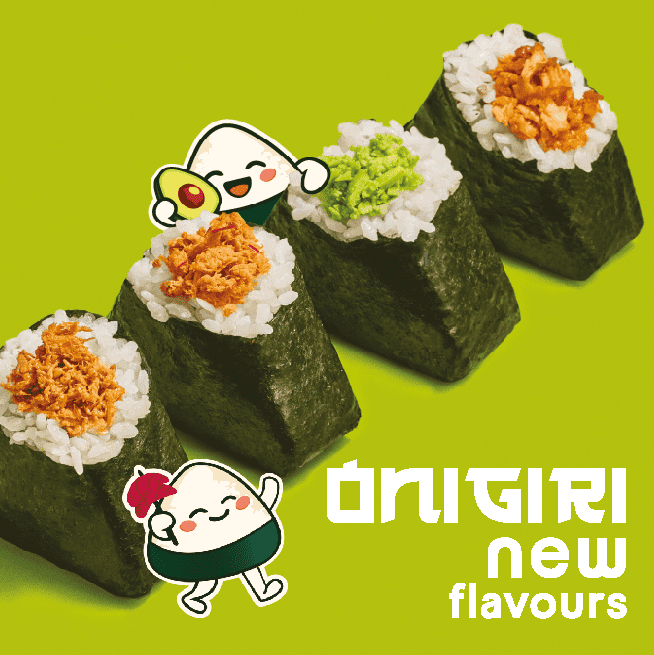 Four onigiri with different fillings are arranged diagonally on a green background, accompanied by two smiling cartoon onigiri characters. Text reads: 